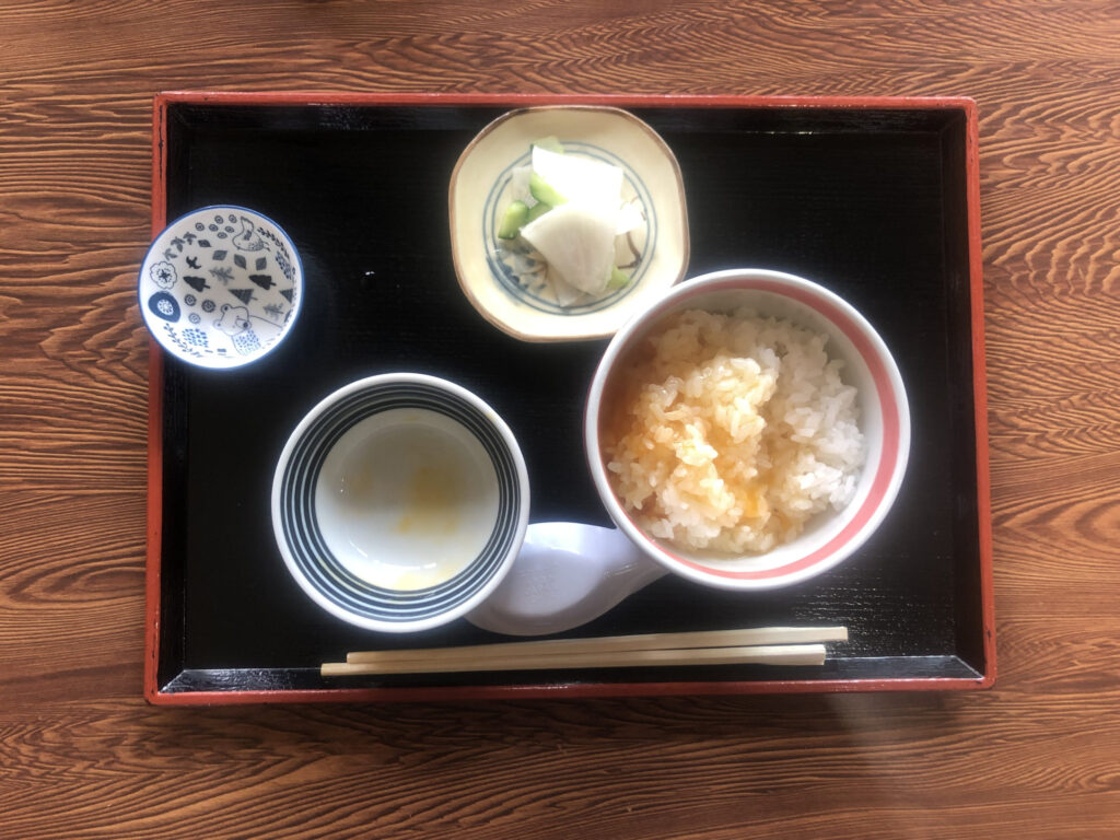 道の駅裏磐梯で食べられる卵かけご飯(卵をかけた後)