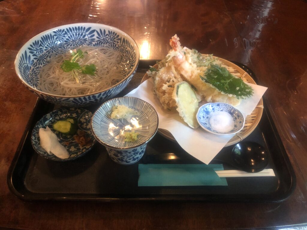 蕎麦物語遊山の湧き水天そば(税込み1820円)